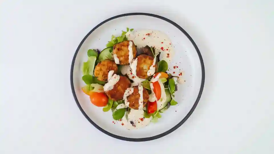 Glazed Falafel Salat mit Tahini-Dressing